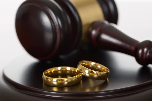 Wedding Rings And Wooden Gavel — Stock Photo, Image