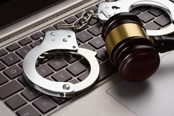 Gavel And Handcuffs On Laptop — Stock Photo, Image