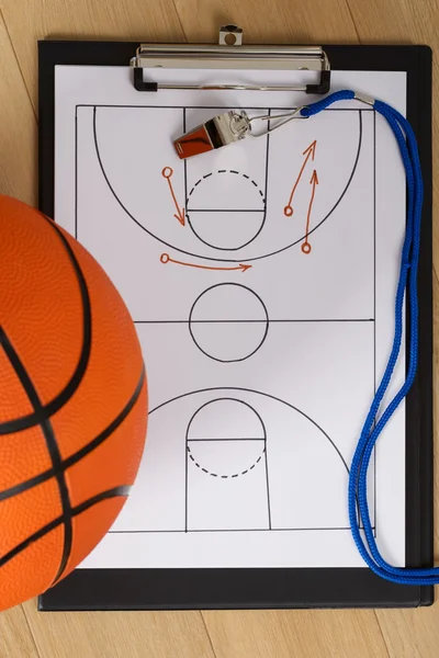 Trillerpfeifen und Basketballtaktik auf dem Papier — Stockfoto