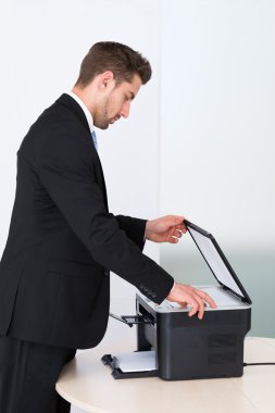 Fotokopi makinesi kullanma Office iş adamı