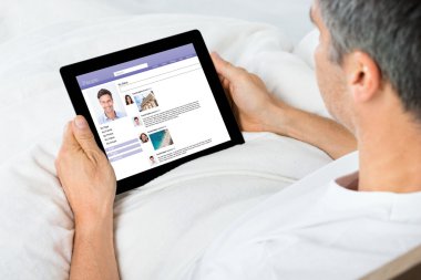 Sosyal ağ sitelerinde chat yapan adam