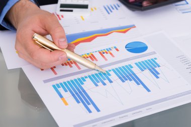 Grafik belgeleri analiz işadamı