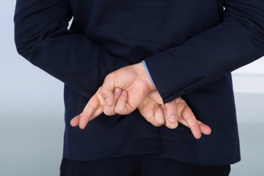 parmak çarpı işareti ile işadamı