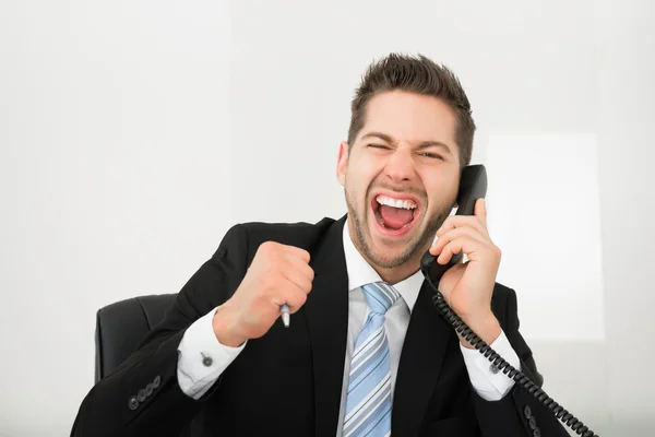 Uomo d'affari urlando durante l'utilizzo del telefono — Foto Stock