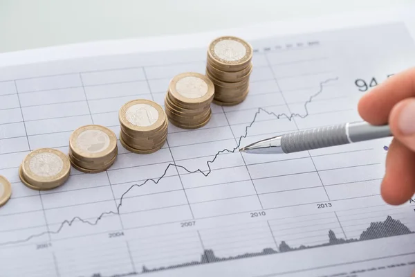 Hand With Pen Analyzing — Stock Photo, Image