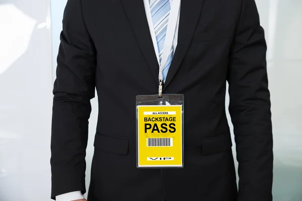 Mittelteil des Geschäftsmannes trägt Backstage-Pass — Stockfoto