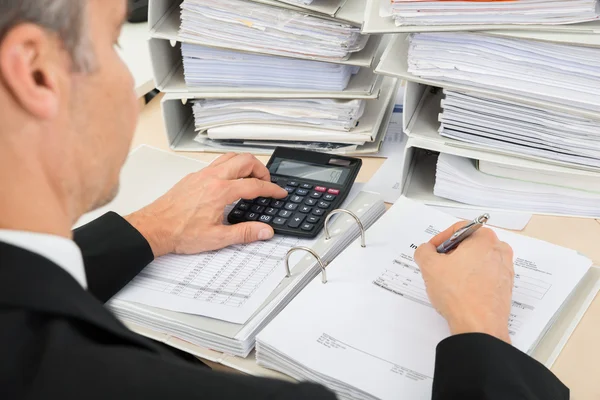 Affärsman beräkning av fakturor — Stockfoto