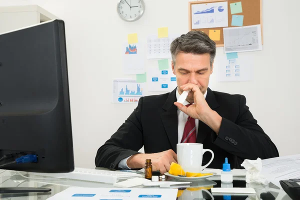 Empresario pulverización pulverización nasal —  Fotos de Stock