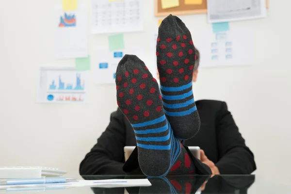 Empresario con calcetines en los pies — Foto de Stock