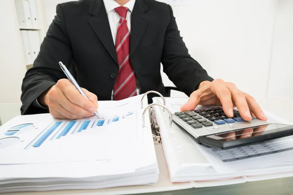 Businessman Analyzing Graph — Stock Photo, Image