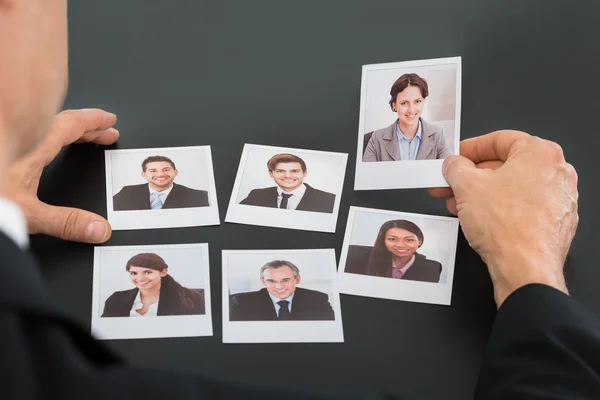 Empresário que detém a fotografia de um candidato — Fotografia de Stock