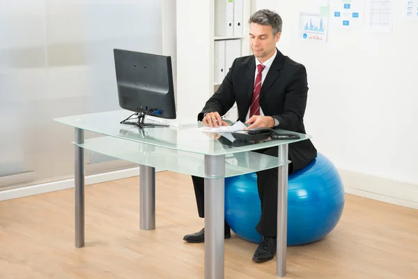 Empresário que trabalha no escritório — Fotografia de Stock