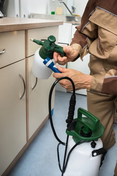 Trabalhador de controle de pragas com pulverizador de pesticidas — Fotografia de Stock