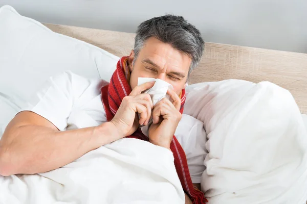 Man blåser näsan av honom — Stockfoto