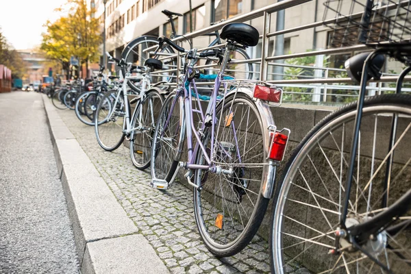 Fahrräder gegen Geländer geparkt — Stockfoto