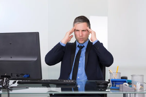Affärsman som lider av huvudvärk — Stockfoto