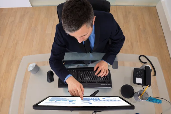 Empresario analizando gráfico — Foto de Stock