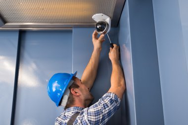CCTV kamera tamir teknisyeni