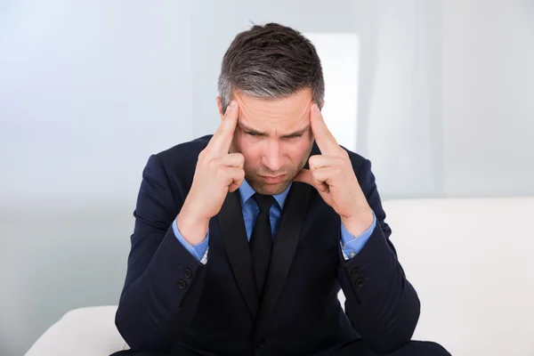 Geschäftsmann leidet unter Kopfschmerzen — Stockfoto