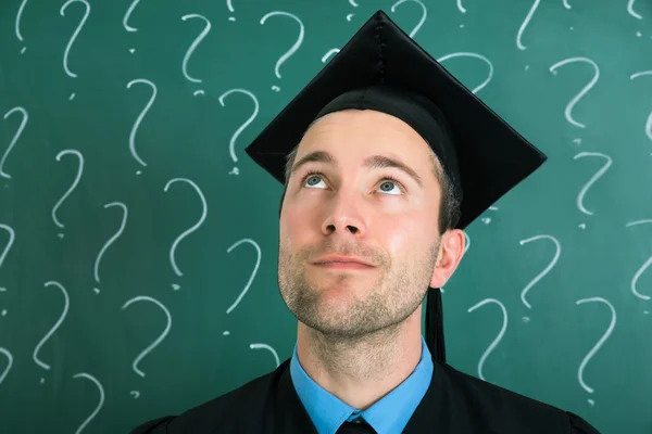 Estudante universitário olhando para cima — Fotografia de Stock