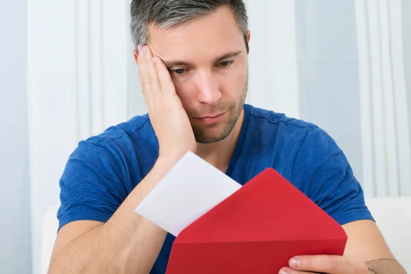 Uomo guardando lettera — Foto Stock