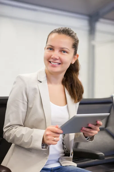 Businesswoman Using Tablet Computer — Stock Photo, Image