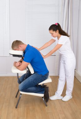 Masöz masaj adamın omuzları