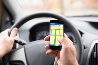 GPS cep telefonu kullanan adam