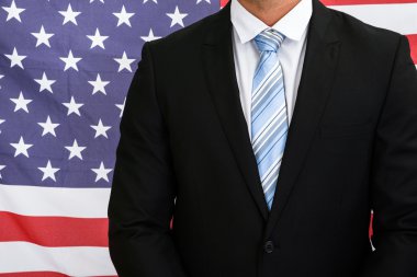 İşadamı Amerikan bayrağı önünde
