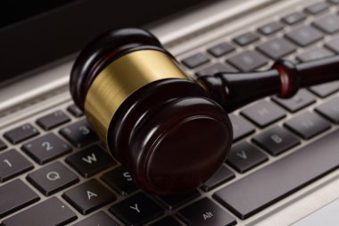 Laptop kahverengi tokmak