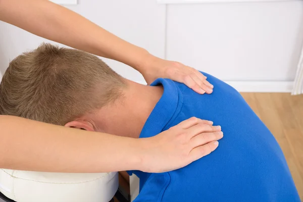 Masseuse Massaging Shoulders — Stock Photo, Image