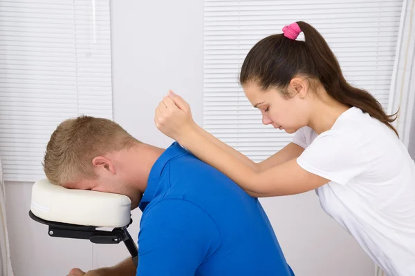 Massaggiatrice massaggio uomo spalle — Foto Stock
