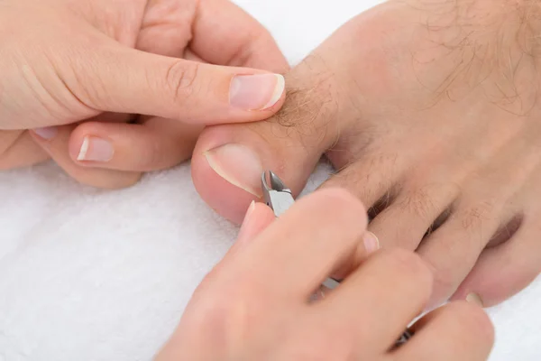 Kosmetikerin schneidet Nagelhaut — Stockfoto