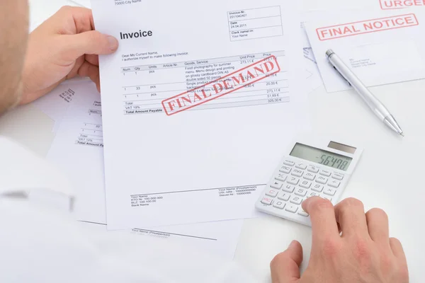 Man Calculating Invoice — Stock Photo, Image