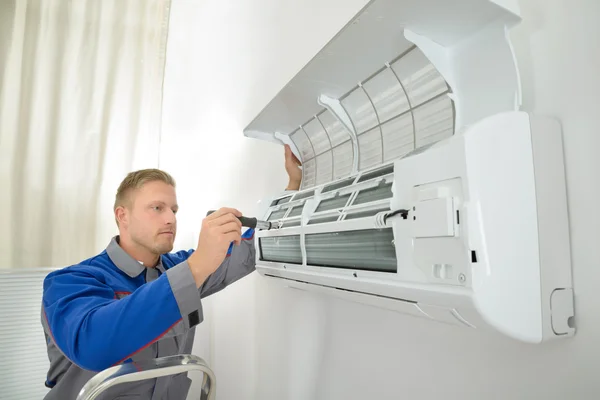 Repairer Repairing Air Conditioner — Stock Photo, Image