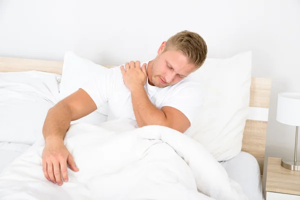 Homme souffrant de douleur à l'épaule — Photo