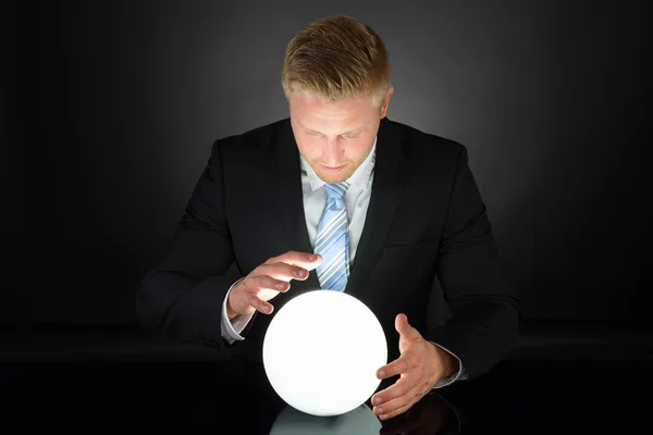Homem de negócios com bola de cristal — Fotografia de Stock