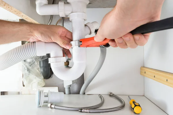 Male Plumber Fixing Sink — Stock Photo, Image