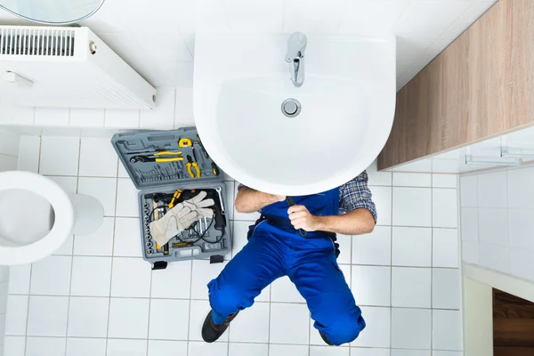 Plumber Repairing Sink — Stock Photo, Image