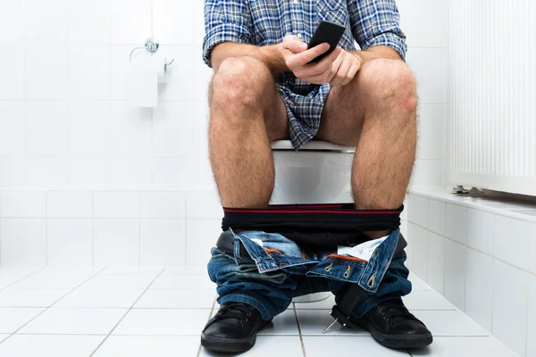 Hombre usando el teléfono celular — Foto de Stock