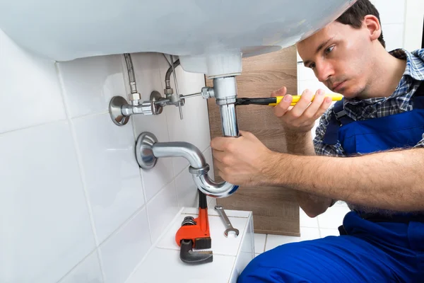 Plumber Fixing Sink — Stock Photo, Image