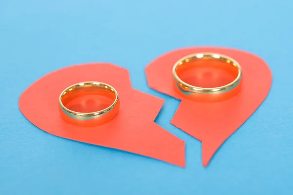 Rings With Broken Heart — Stock Photo, Image