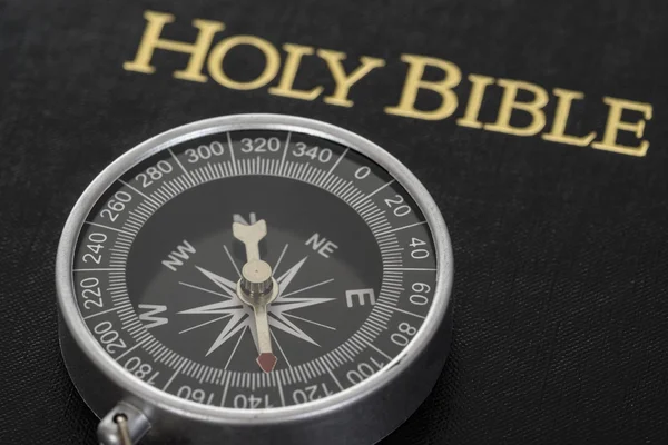 Kompas na Holy Bible — Stock fotografie