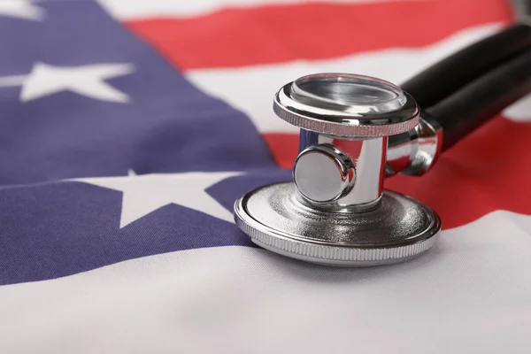 Estetoscopio sobre bandera americana — Foto de Stock