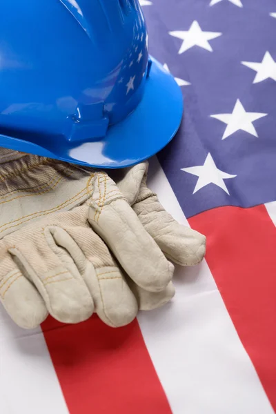 Hardhat e luvas na bandeira americana — Fotografia de Stock