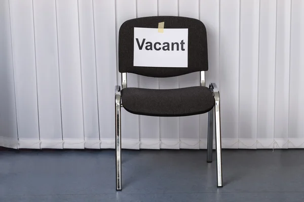 Ofis koltuğu boş bir işareti ile — Stok fotoğraf