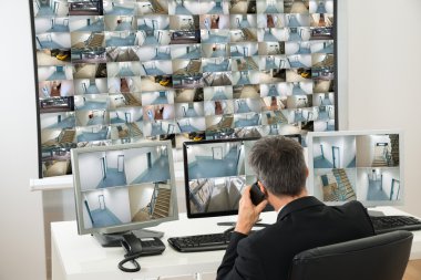 CCTV görüntülere bakarak işleç