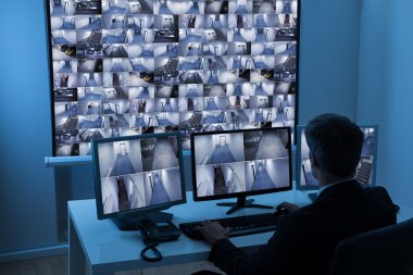 Adam CCTV görüntüsü izleme