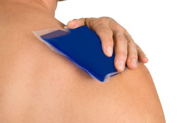 Omuz üzerinde serin jel paketi