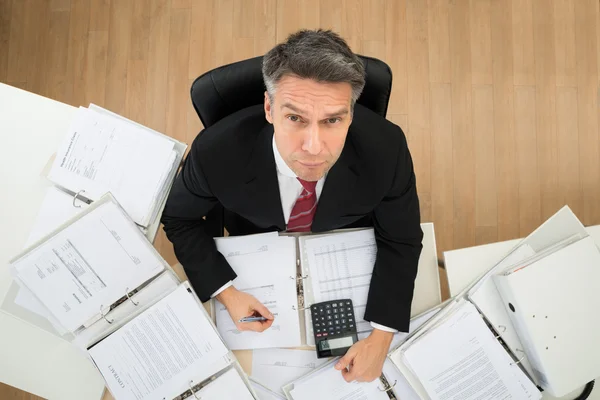 Homem de negócios fazendo papelada — Fotografia de Stock